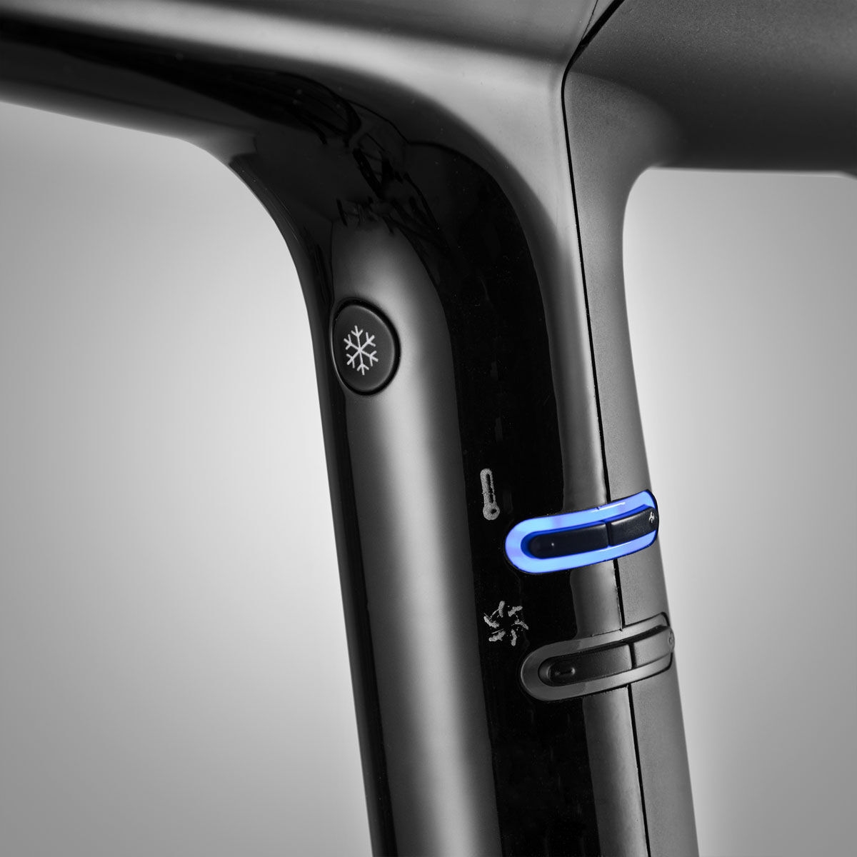 3 Speed/4 heat settings and cold shot